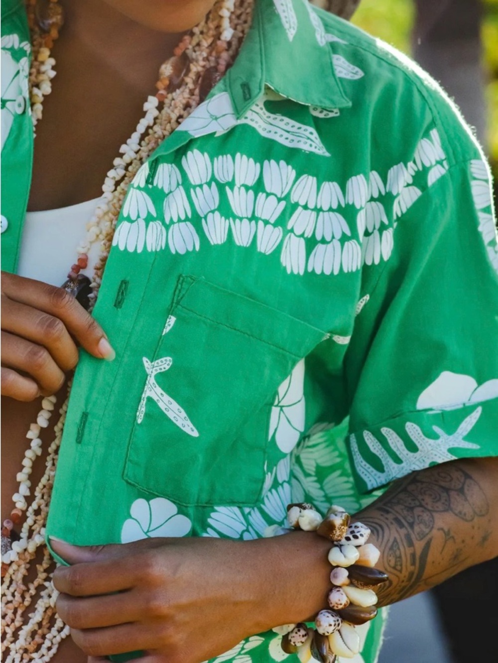 NWT Kealopiko He Aloha no Tahiti |
Wahine Aloha Shirt - green - Size M